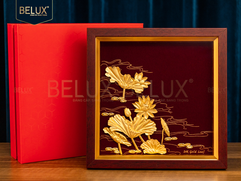 Tranh Hoa Sen Nền Đỏ Dát Vàng 24k KT 26x26cm